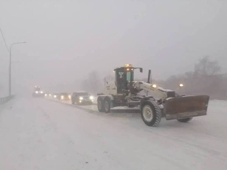 Из-за непогоды на Сахалине перекрыли две ключевые автодороги