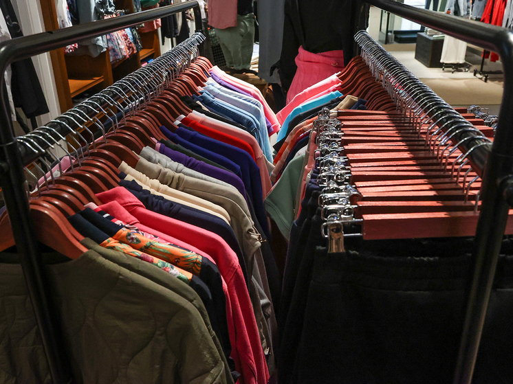 Не только платья, возвращают даже новогодние ёлки в горшках после праздников на маркетплейсы