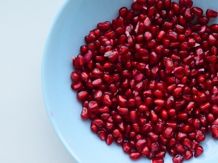 Врач Даньков посоветовал добавить киви и гранат в зимний рацион