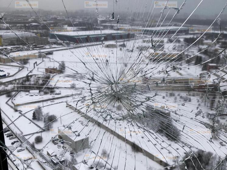В Невском районе Петербурга жильцы бьют тревогу из-за разбитого стеклопакета