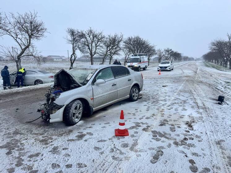 Два водителя пострадали в лобовом столкновении на трассе в Крыму
