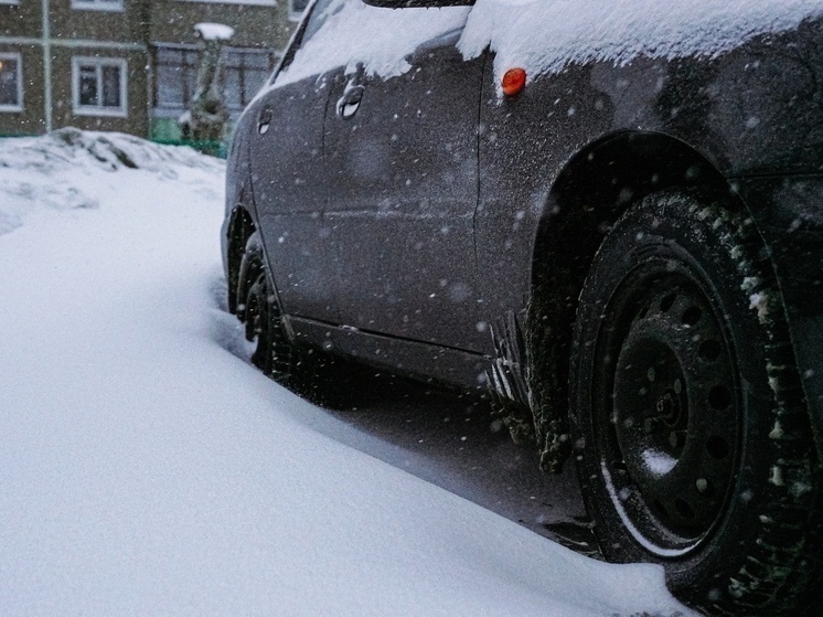 На улице Плеханова в Туле автомобиль заблокировал трамвайные пути