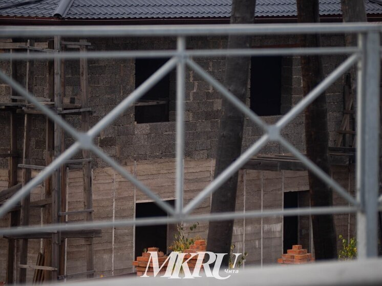 Дело возбудили из-за проживания многодетного отца в разрушенном доме в Шилке