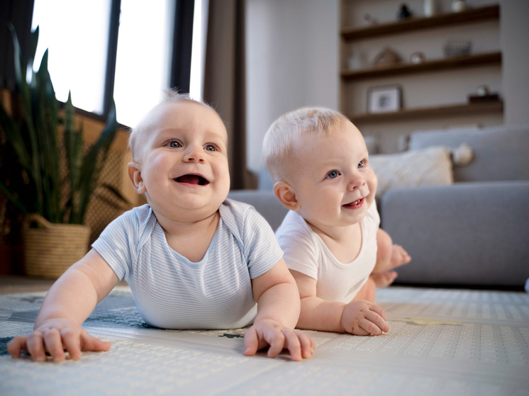 В 2025 году финансовую поддержку при рождении двойняшек и тройни в Красноярском крае получили 211 семей