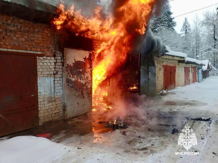 Пожарные тушили вспыхнувший гараж в Тверской области