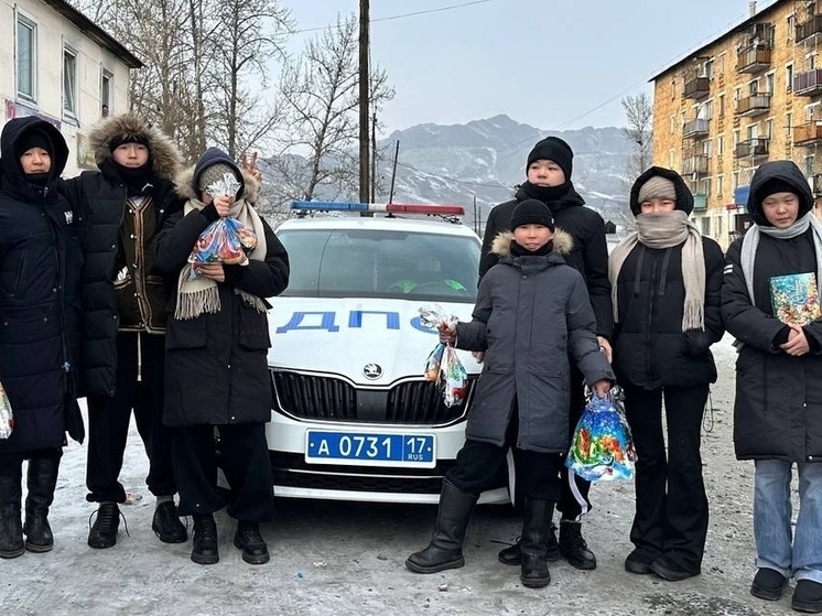 Инспекторы ГИБДД провели встречу с детьми в  Центре социальной помощи семье и детям города Ак-Довурак