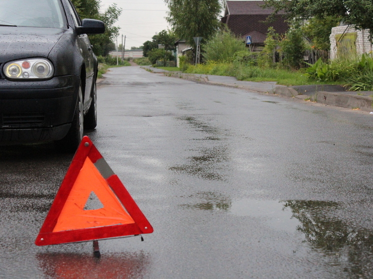 Курскому водителю после ДТП помогли выбраться через окно