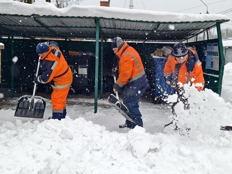 В Серпухове расчищают подъезды к контейнерным площадкам после обильных снегопадов