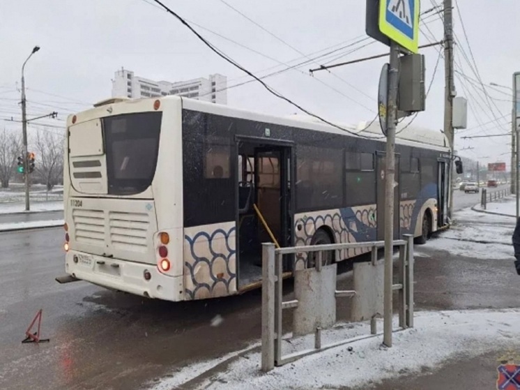 На юге Волгограда автобус протаранил столб, пострадали 3 пассажира