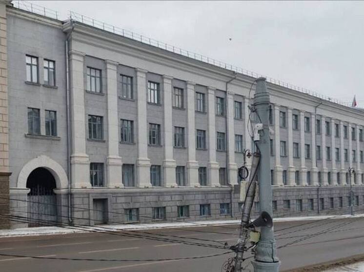 В Курске троллейбус на буксире снес три столба со светильниками