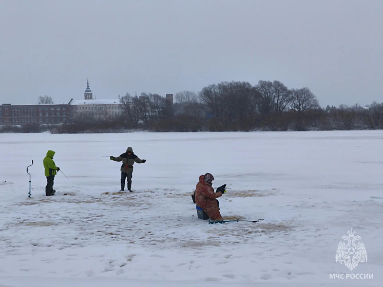 Новгородцам напомнили о запрете выходить на лед, несмотря на низкие температуры