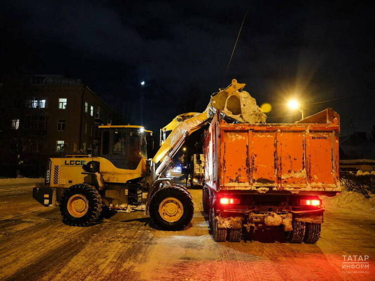 В Казани ночью будут убирать снег с муниципальных парковок