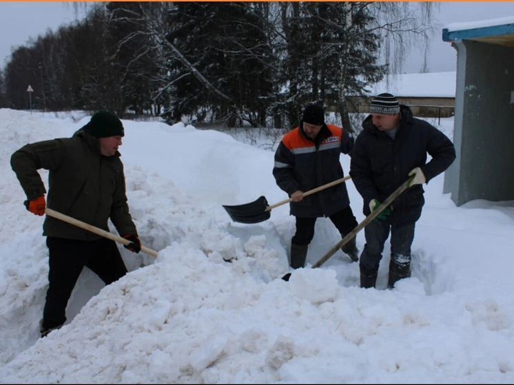 Сотрудники администрации и депутаты Смоленского округа провели субботник по расчистке снега