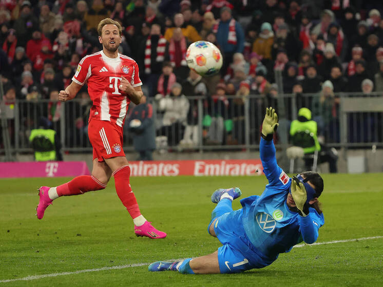 «Бавария» разгромила «Вольфсбург» со счётом 8:1 в 16-м туре Бундеслиги, установив рекорд по автоголам — четыре за три матча. Михаэль Олисе стал лучшим игроком встречи, забив два гола и отдав голевой пас. «Бавария» упрочила лидерство, набрав 44 очка и опережая «Боруссию» на 11 баллов.