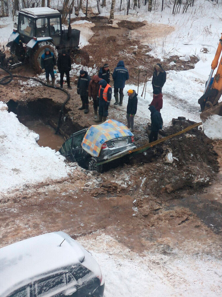 В Ярославле в коммунальную яму провалился припаркованный автомобиль