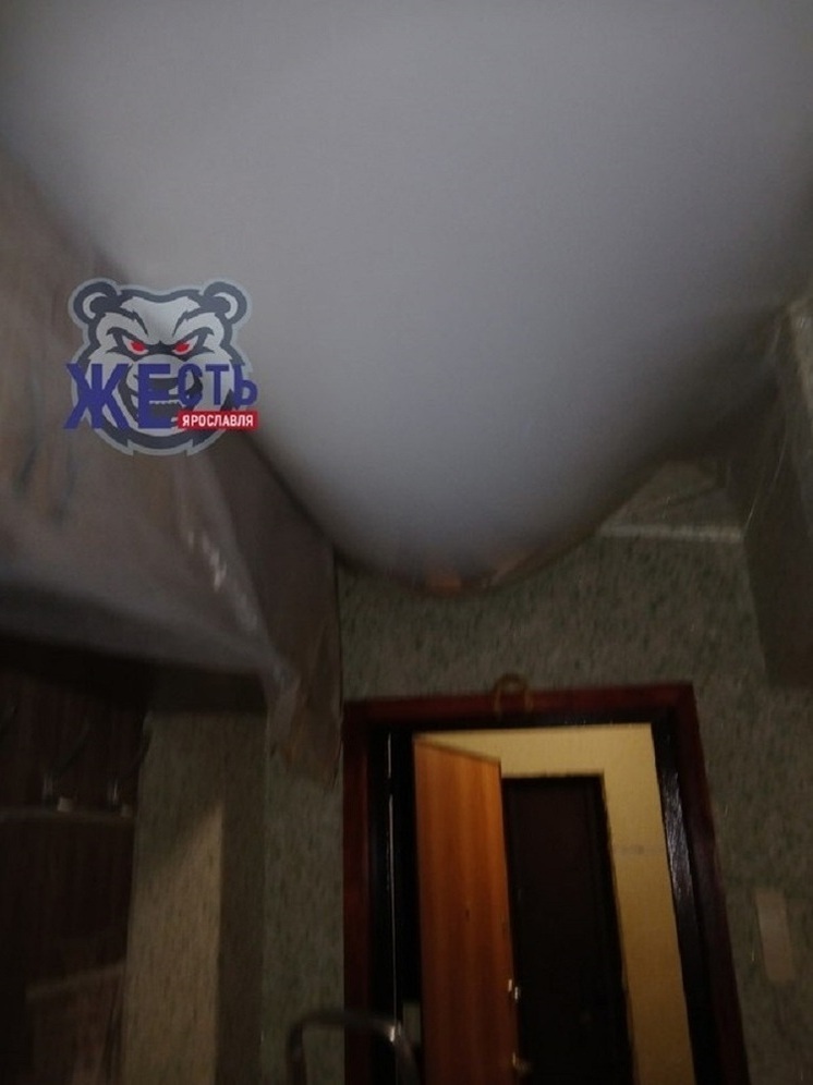 Жители дома на улице Суздальской в Ярославле вынуждены ходить дома в плащах