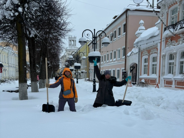 Сотрудники Смоленской областной филармонии приняли участие в расчистке улицы Маяковского