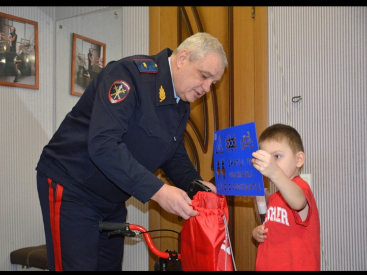 Глава УМВД по Смоленской области исполнил мечту ребенка в рамках акции «Елка желаний»