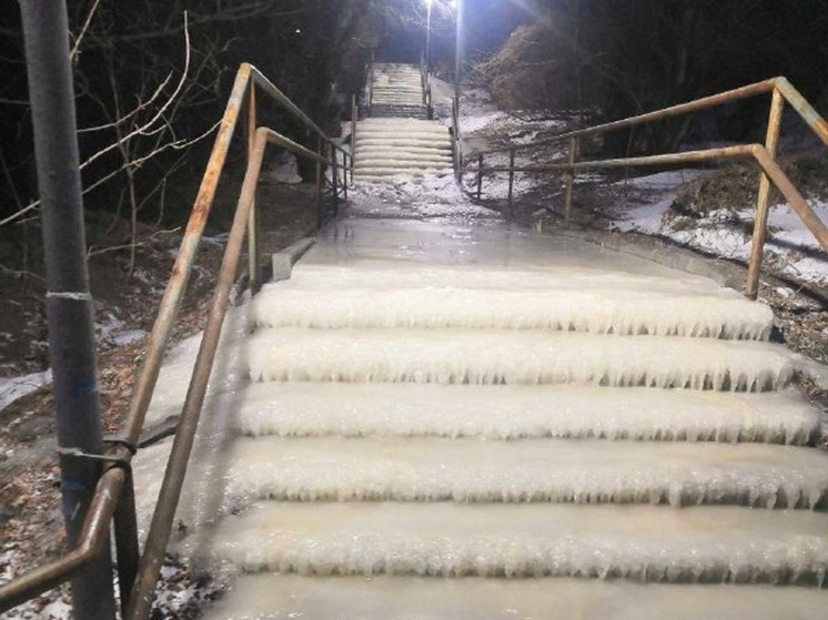 Ледяные ловушки и бесконечные пробки: Владивосток борется с последствиями снежного коллапса