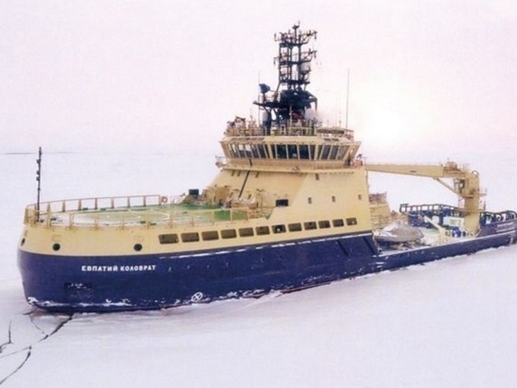 Теплоход в Берингом море освобождают от льдов