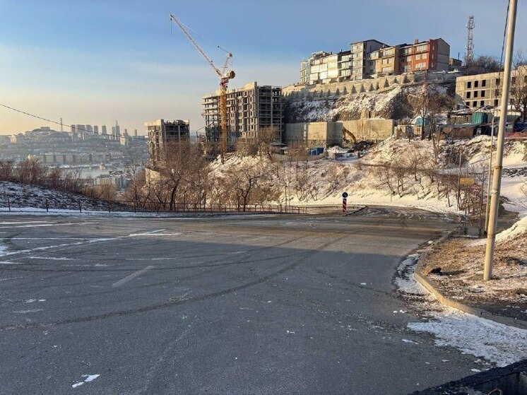 Не место для игр: полиция Владивостока остановила опасное катание детей на спуске Шефнера