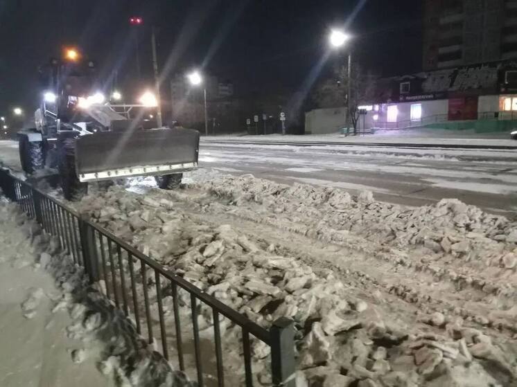 В Улан-Удэ коммунальщики устраняют последствия снегопада