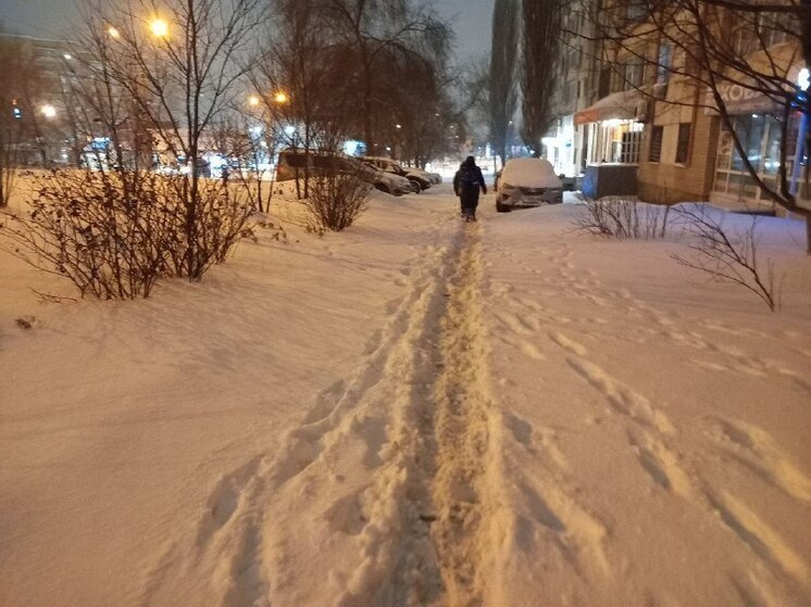 В Энгельсе коммунальные службы не успели к утру очистить снег