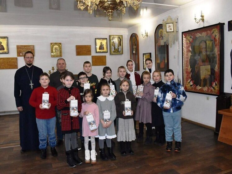 В Шахтерском МО вручили подарки детям героев СВО и ученикам церковных школ