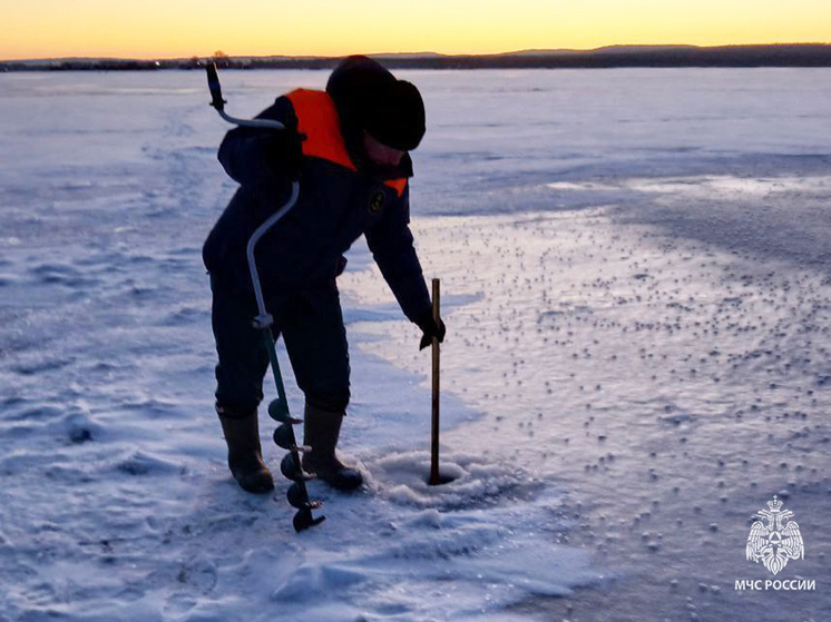Инспекторы ГИМС Прикамья контролируют места выхода рыбаков на лед