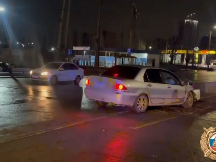 В Ростове водитель легковушки погиб, врезавшись в бетонное ограждение