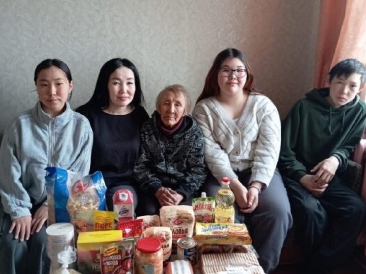 Девятиклассники Казачинской школы пять лет заботятся о пожилой жительнице села