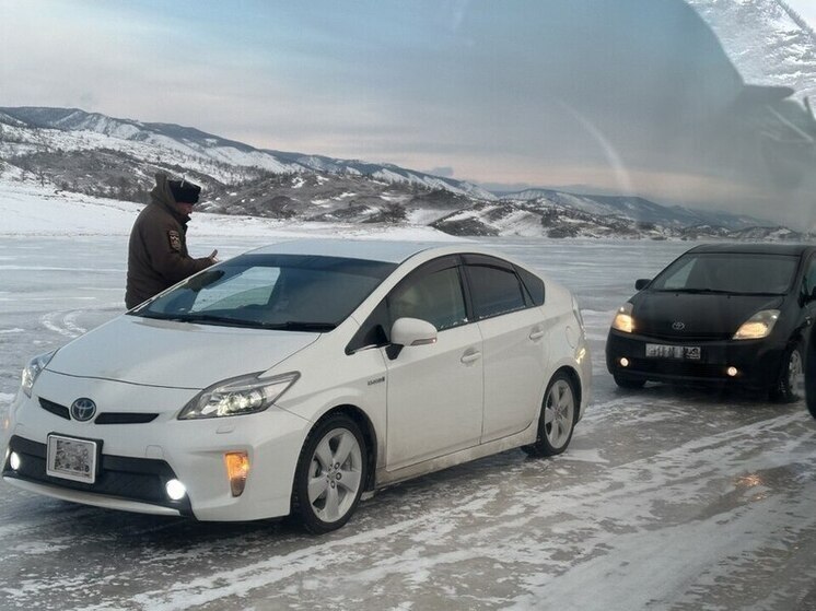Водителей, выезжающих на лёд, ловят на Байкале