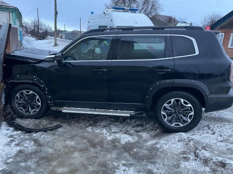 В воронежском селе машина врезалась в забор, водитель погиб