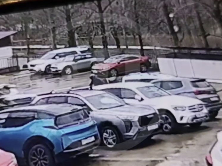 Соцсети: В Сочи водитель квадроцикла протаранил авто из-за спора о парковке