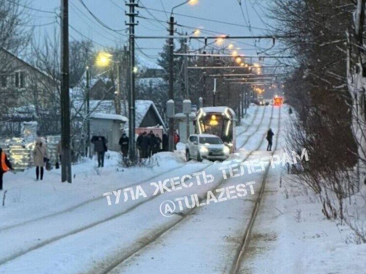 В Туле внедорожник застрял в снегу на трамвайных путях в Мясново