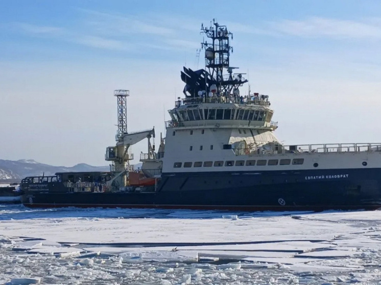 Начата операция по спасению застрявшего во льдах теплохода на Чукотке