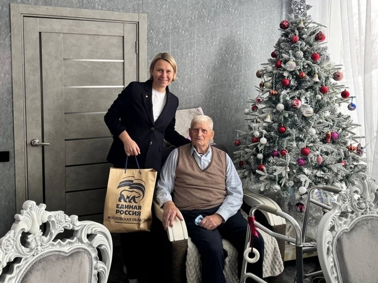 Серпуховские депутаты поздравили ветеранов с Новым годом