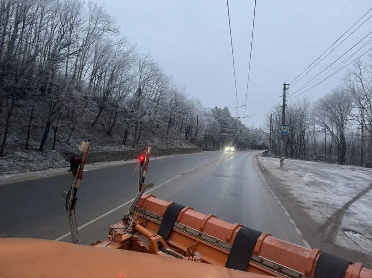 Дорожные службы Крыма работают круглосуточно из-за морозов