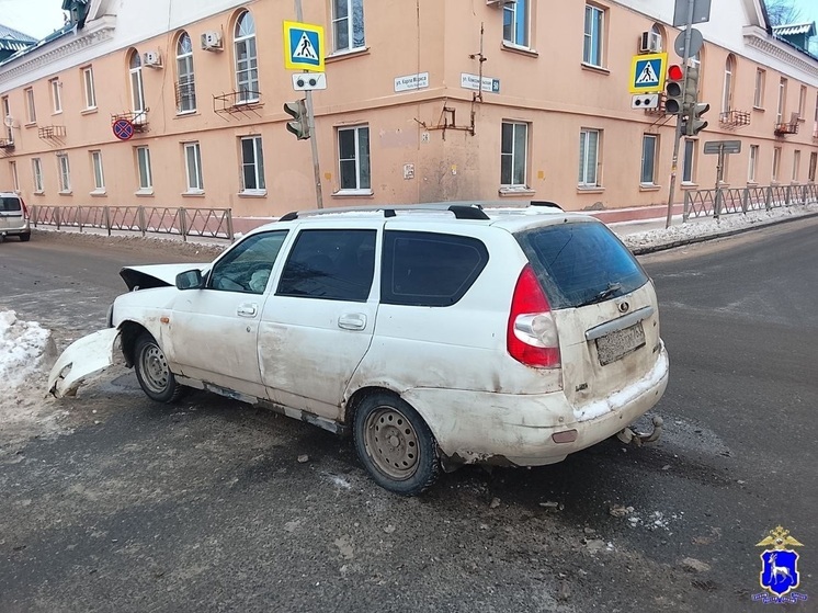 В Самарской области водитель «Приоры» влетел в «Калину» и попал в больницу