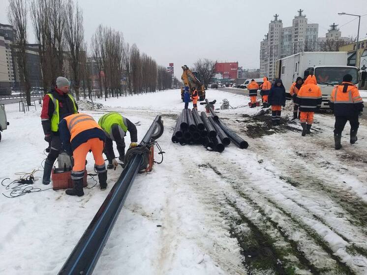 Провал из-за коммунальной аварии устраняет воронежский водоканал