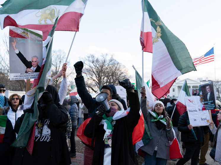 Трамп продолжает давить угрозами военной интервенции на иранские власти