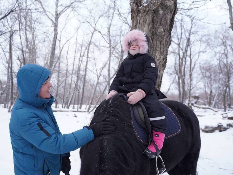 Игорь Кобзев организовал конную прогулку для семилетней ангарчанки в рамках «Елки желаний»