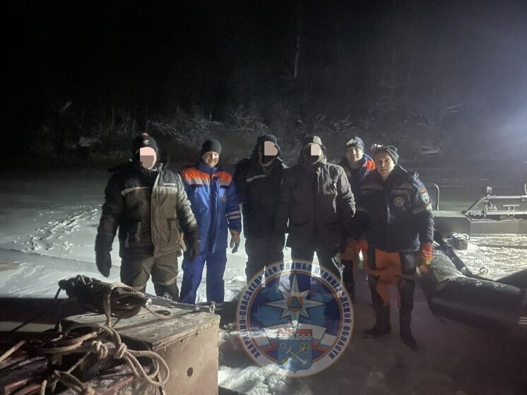 Спасатели искали ночью трех рыбаков на льду Ладожского озера