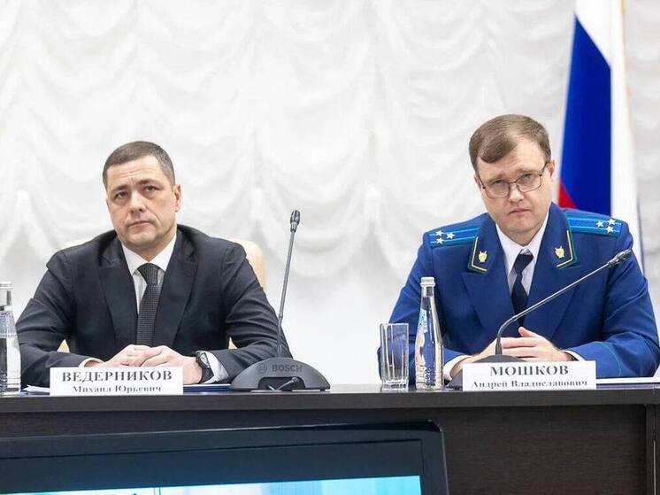 Губернатор Михаил Ведерников поздравил псковскую прокуратуру с профессиональным праздником
