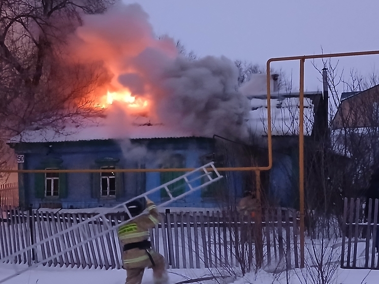 1 человек погиб в горящем нежилом доме в Самарской области утром 12 января