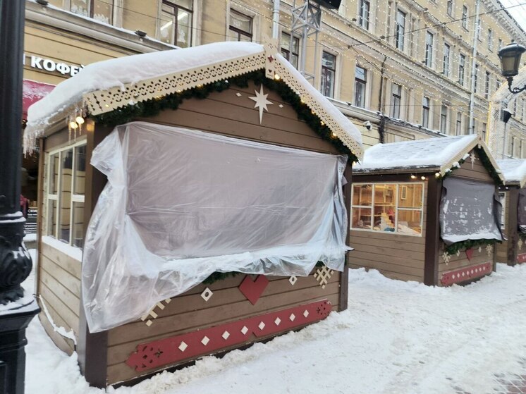 В Петербурге начали демонтаж рождественской ярмарки на Манежной площади
