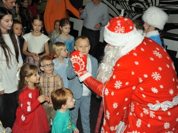 Смоленские таможенники организовали новогоднюю елку для детей
