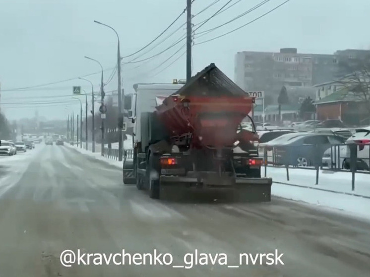 В Новороссийске ликвидируют последствия непогоды: уже отсыпано свыше 140 тонн пескосоляной смеси
