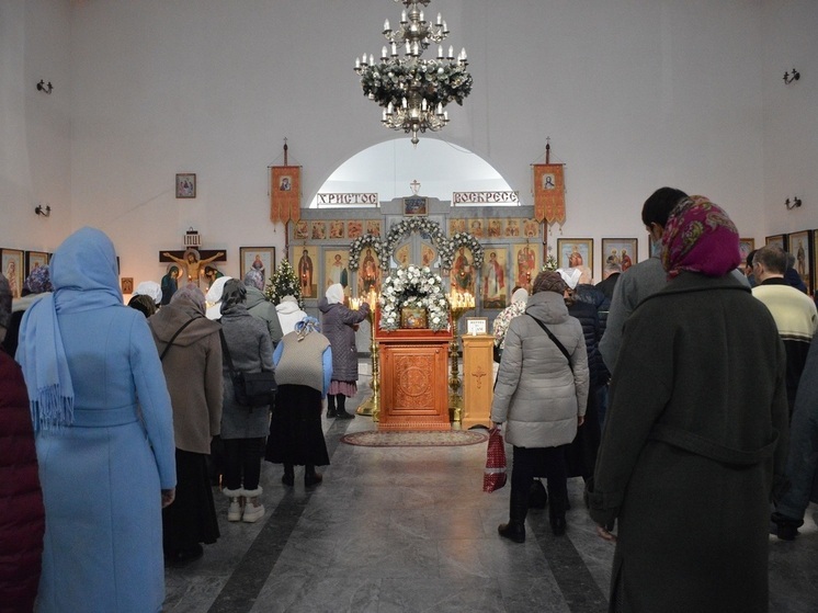 В храме Вознесения Господня в посёлке Кореиз прошли торжественные богослужения в честь праздника Рождества Христова. На праздник пришли многие жители, в том числе и семьи с детьми.