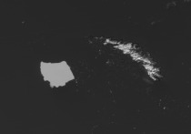 Сообщается, что 40-летний айсберг окрашивается ярко-синим по мере приближения к полному разрушению